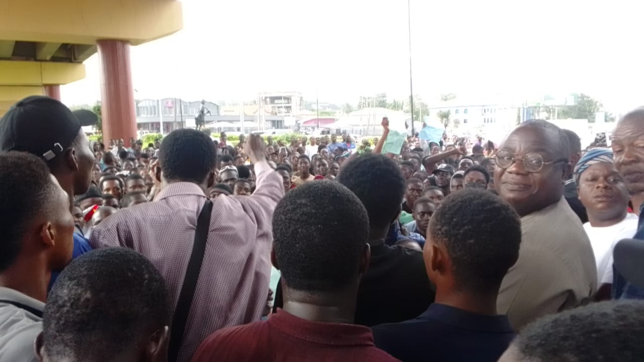 Students Protest Against Renaming Of Ibadan Polytechnic After Omololu Olunloyo
