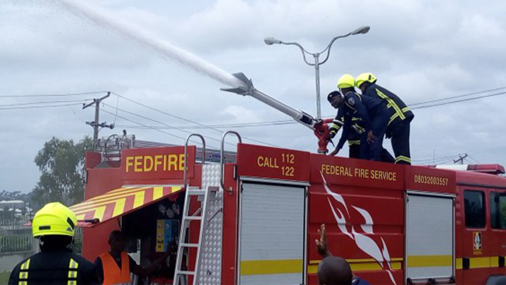 Angry Residents Attack Firefighters In Osun Over Delayed Response 1 Angry Residents Attack Firefighters In Osun Over Delayed Response