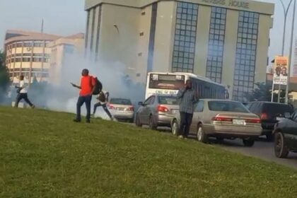 Police Fire Teargas At Commuters Ahead Of #FreeNnamdiKanu Protest In Abuja