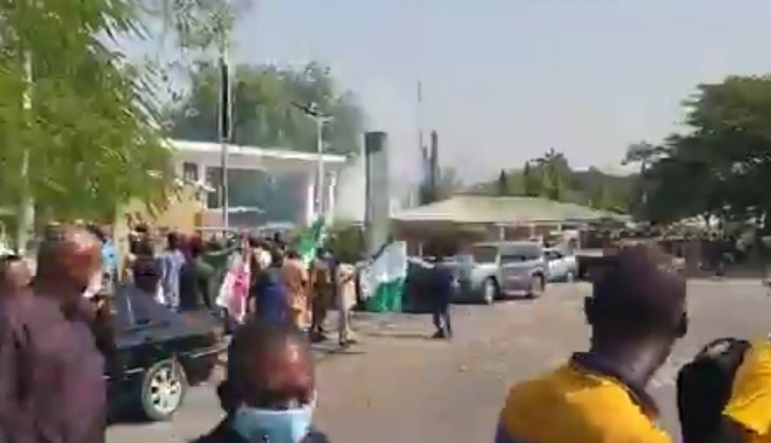 Police Fire Teargas At Contractors Protesting Over N5.2bn Debt At FCTA Secretariat 1 Police Fire Teargas At Contractors Protesting Over N5.2bn Debt At FCTA Secretariat