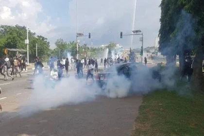 Police Fire Teargas At Contractors Protesting Over N5.2bn Debt At FCTA Secretariat