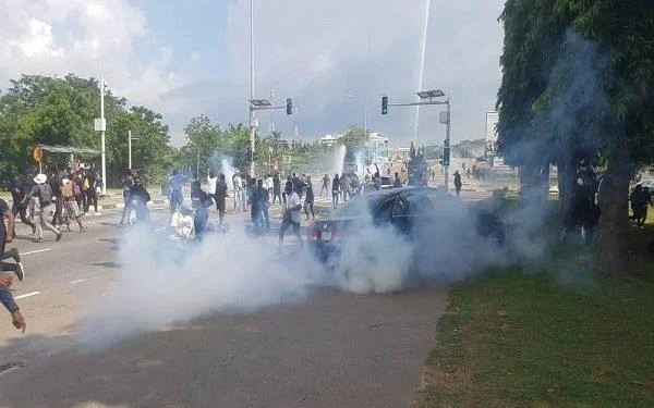Police Fire Teargas At Contractors Protesting Over N5.2bn Debt At FCTA Secretariat