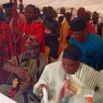 Reactions As Olubadan Snubs Alaafin’s Handshake At Ibadan Event [Video]