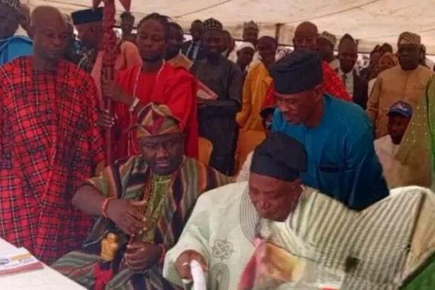 Reactions As Olubadan Snubs Alaafin’s Handshake At Ibadan Event [Video]