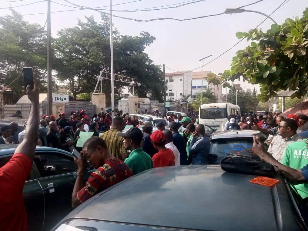 NLC, FCTA Workers Protest At Abuja Industrial Court, Demand Nyesom Wike’s Removal