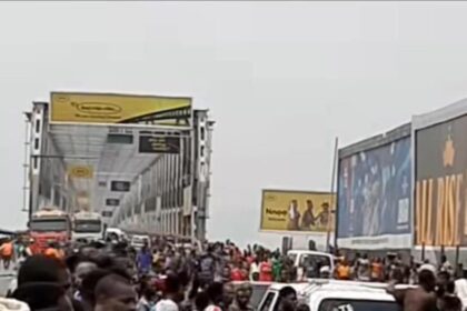 Protesters Block Onitsha Head Bridge Over Soludo's Market Closure [Video]