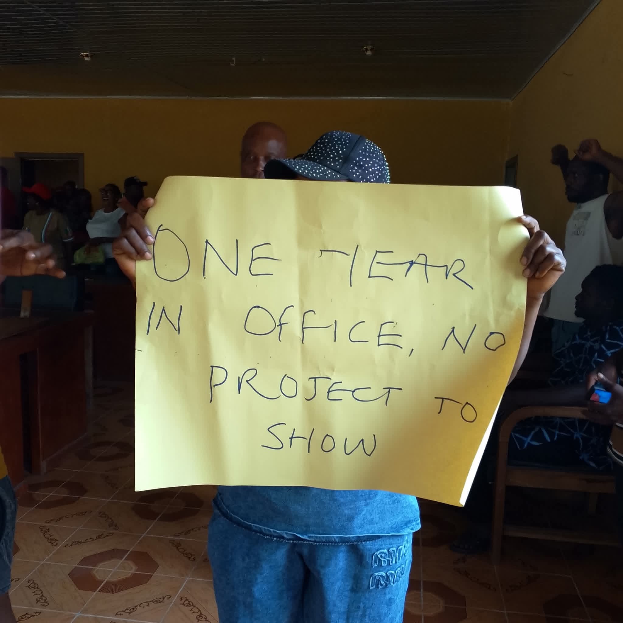 Edo LGA Chairman Booed Out Of Office After Being Impeached 3 Edo LGA Chairman Booed Out Of Office After Being Impeached