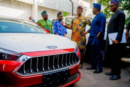 Governor Abiodun Gifts Car To Solanke Taiwo After Emerging Nigeria’s Best Teacher