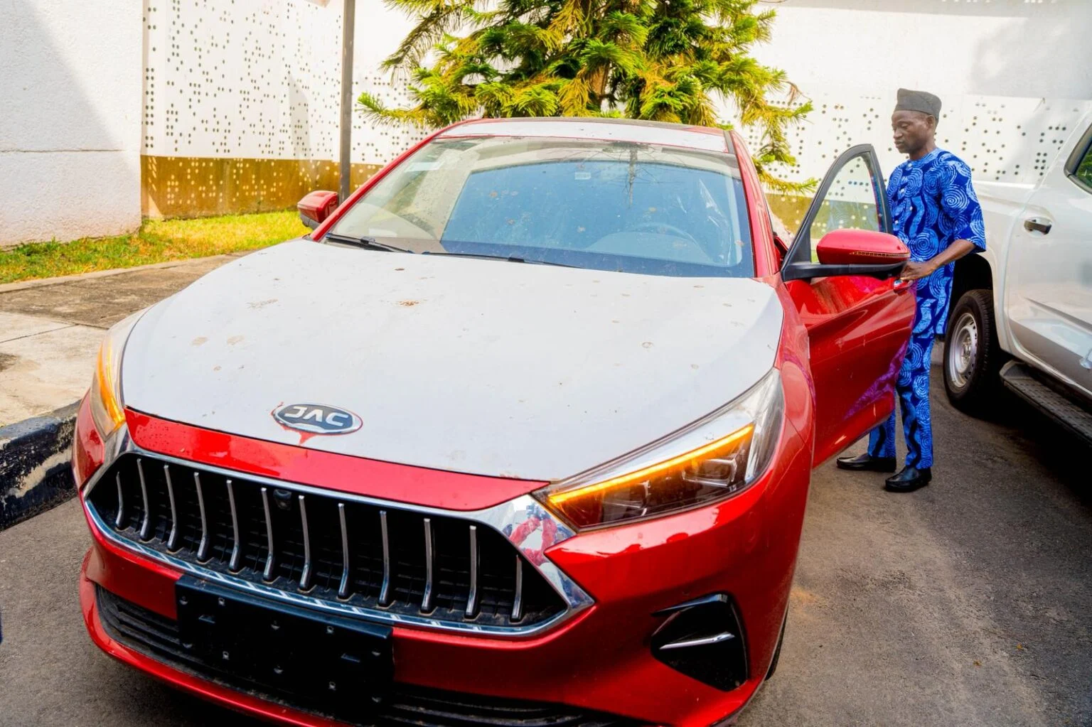 Governor Abiodun Gifts Car To Solanke Taiwo After Emerging Nigeria’s Best Teacher