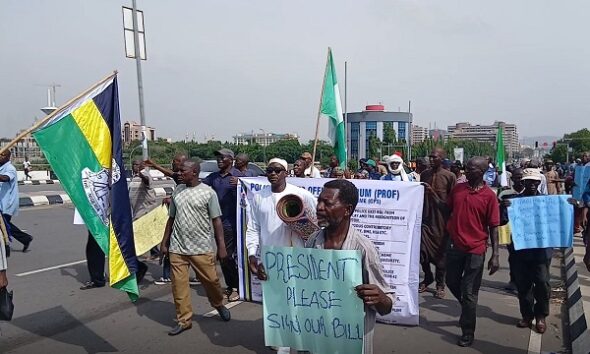 Retired Police Officers Block Presidential Villa Gate In Protest Over Pension Scheme