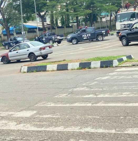 Police Block Roads As PDP Faction Moves To Ratify Goodluck Jonathan 8 Police Block Roads As PDP Faction Moves To Ratify Goodluck Jonathan