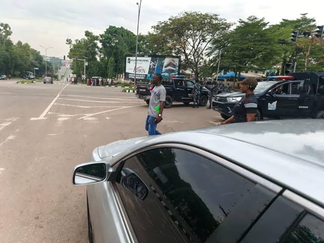 Police Block Roads As PDP Faction Moves To Ratify Goodluck Jonathan 9 Police Block Roads As PDP Faction Moves To Ratify Goodluck Jonathan