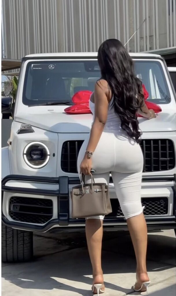 Bella Turns Heads as She Shows Off Newly Acquired G-Wagon Worth Over ₦720m (VIDEO) 6 Bella Turns Heads as She Shows Off Newly Acquired G-Wagon Worth Over ₦720m (VIDEO) 6