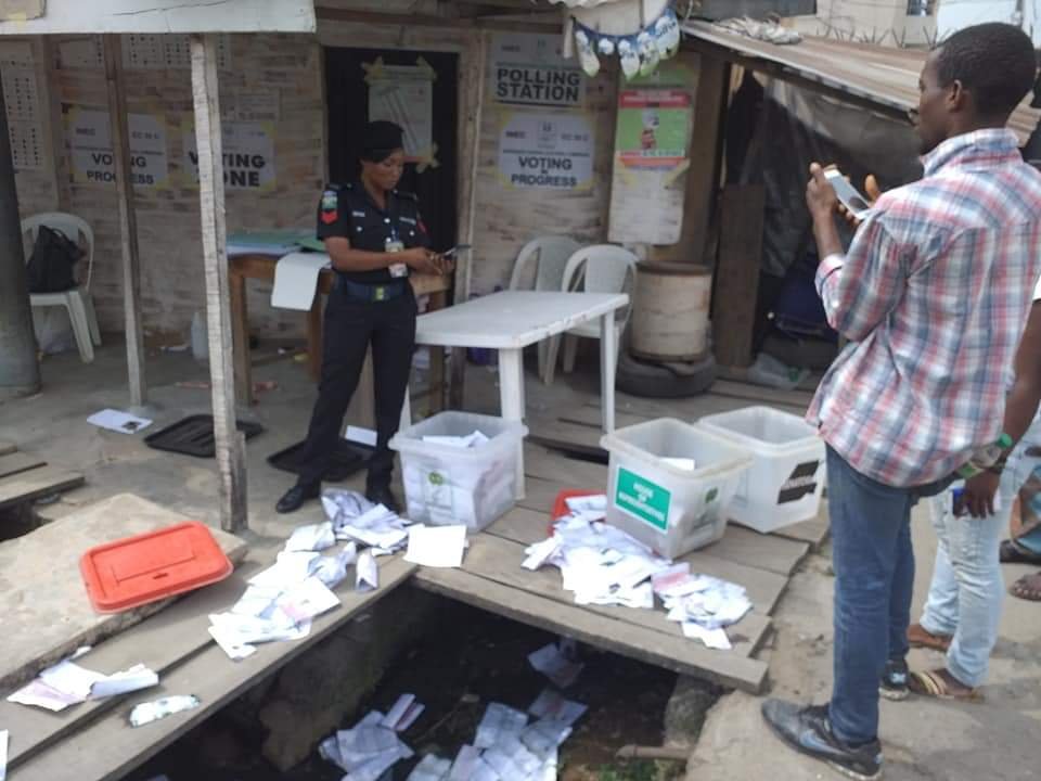 APC Thugs disrupt voting in Isolo / Ago Palace Way - PHOTONEWS 3