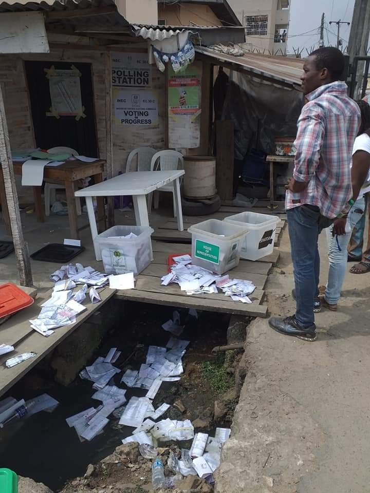 APC Thugs disrupt voting in Isolo / Ago Palace Way - PHOTONEWS 5
