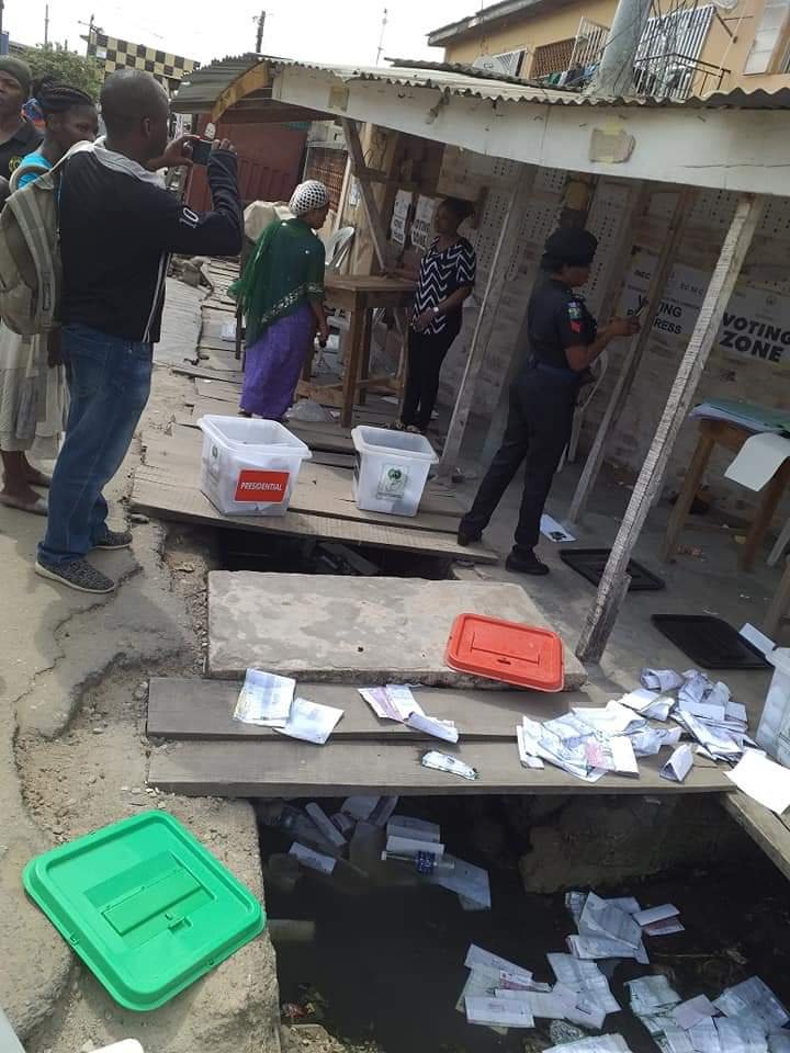 APC Thugs disrupt voting in Isolo / Ago Palace Way - PHOTONEWS 2