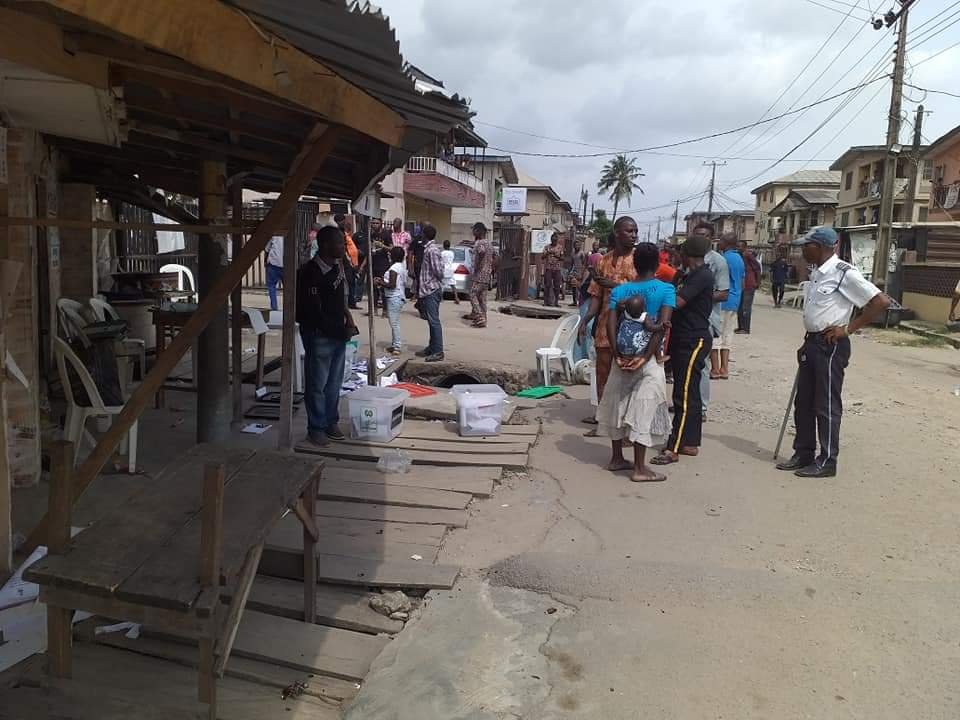 APC Thugs disrupt voting in Isolo / Ago Palace Way - PHOTONEWS 4