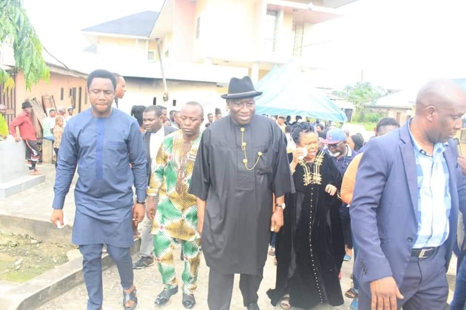 PHOTONEWS: Goodluck Jonathan and wife votes in Bayelsa State. 4