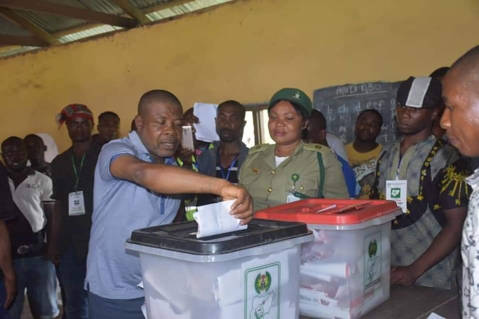 PHOTONEWS: PDP's Emeka Ihedioha Votes in Imo State. 1 PHOTONEWS: PDP's Emeka Ihedioha Votes in Imo State. 1