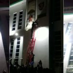 Governor Ganduje's Supporters Destroy Emir Of Kano’s Portrait At Government House [Photos/Video] 3