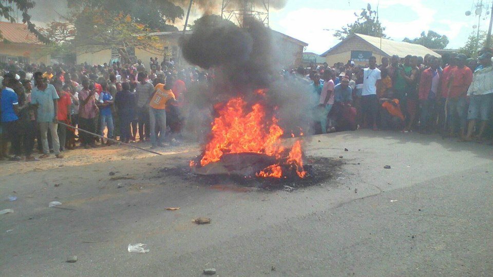 Thief Dragged Out Of Police Station In Cross River, Burnt To Death By Angry Mob Over Murder [Photos] 8