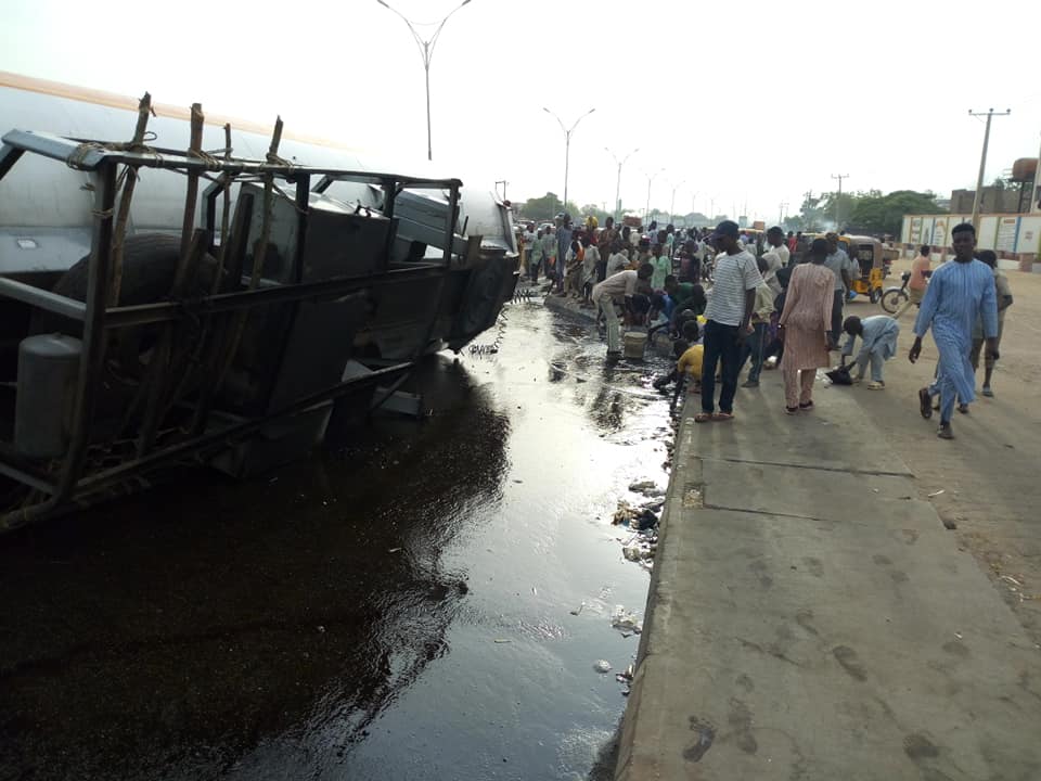 Nasarawa Residents Troop Out To Scoop Fuel From The Road After Tanker Accident [Photos] 2